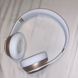 Wireless beats by dr dre with case